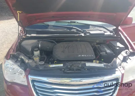 2012 Chrysler Town & Country Touring z USA, uszkodzony, nr VIN 2C4RC1BG8CR194768